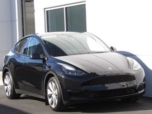 Used 2024 Tesla Model Y Long Range AWD/4WD image 2