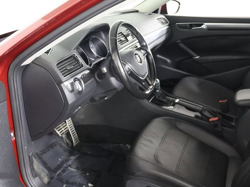 Used 2018 Volkswagen Passat 2.0T R-Line w/ R-Line Lighting Package image 20