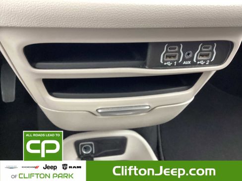 Certified 2024 Chrysler Pacifica Touring-L image 20