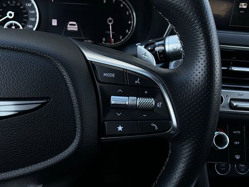 Used 2025 Genesis G70 2.5T image 37