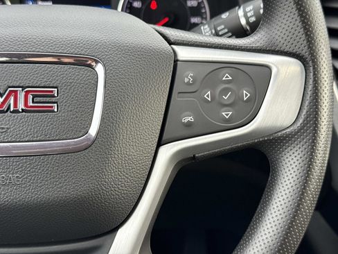 Used 2023 GMC Acadia SLE image 7