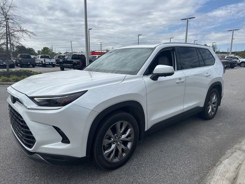 Used 2024 Toyota Grand Highlander Limited image 3