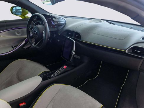 Used 2023 McLaren Artura image 25