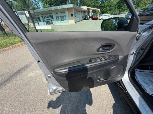 Used 2019 Honda HR-V Sport image 11