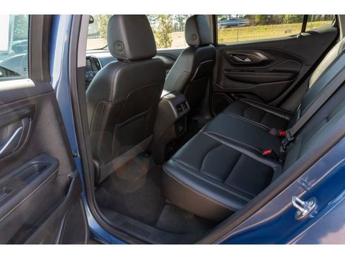 Used 2024 GMC Terrain SLT image 12