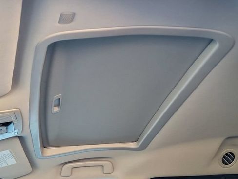 Used 2020 Toyota Sienna SE w/ Nightshade Edition FWD image 9