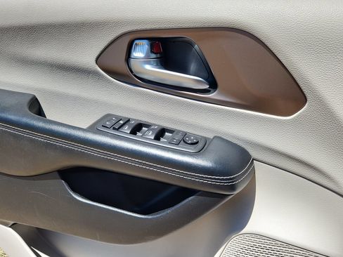 Used 2020 Chrysler Voyager Lxi FWD image 9