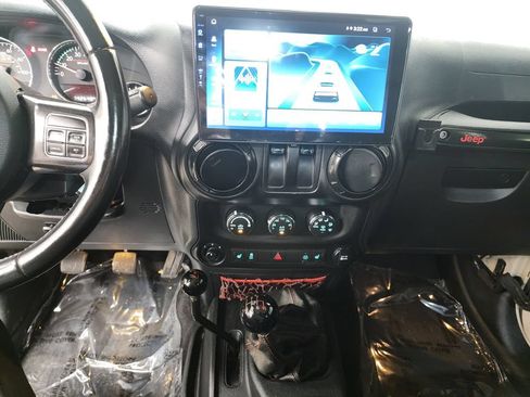 Used 2017 Jeep Wrangler Rubicon AWD/4WD image 15