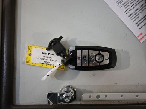 Used 2024 Ford Expedition Platinum image 25