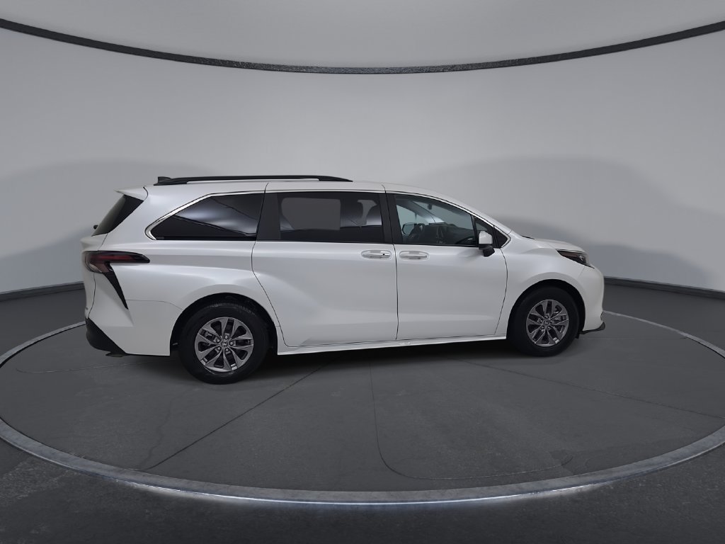Used 2025 Toyota Sienna XLE FWD image 18