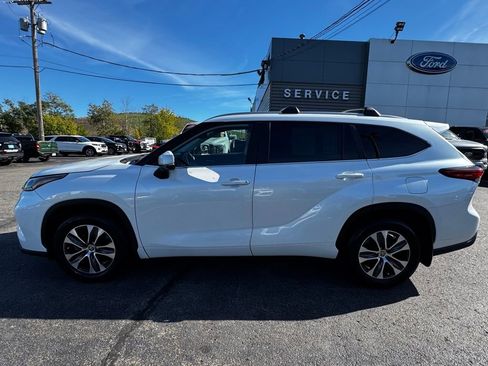 Used 2023 Toyota Highlander L image 2