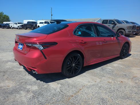 Used 2022 Toyota Camry XSE FWD image 3