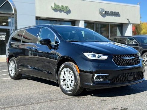 New 2026 Chrysler Pacifica Select image 8