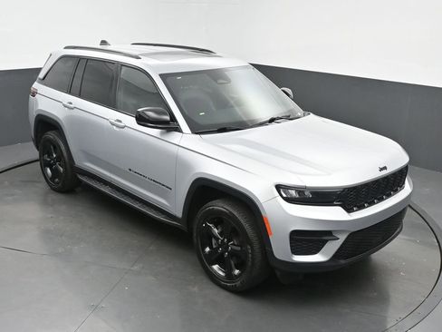 Used 2024 Jeep Grand Cherokee Altitude image 54