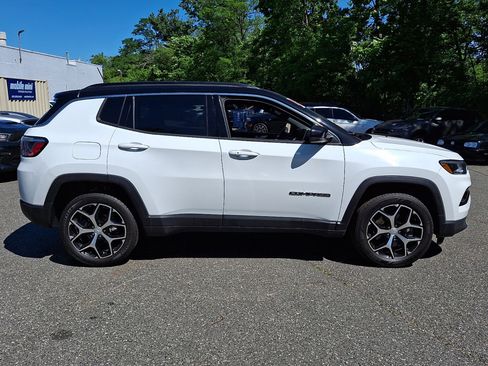 Used 2024 Jeep Compass Limited AWD/4WD image 2