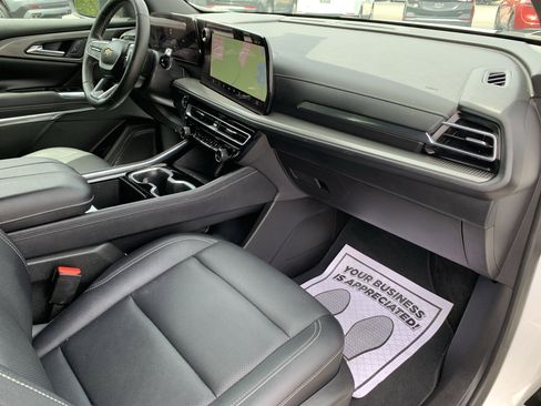 Used 2025 Chevrolet Traverse LT FWD image 46