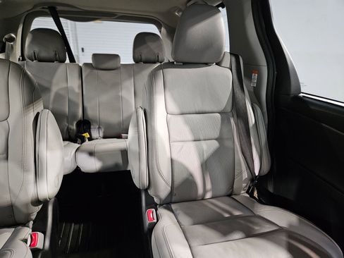Used 2018 Toyota Sienna Limited image 14