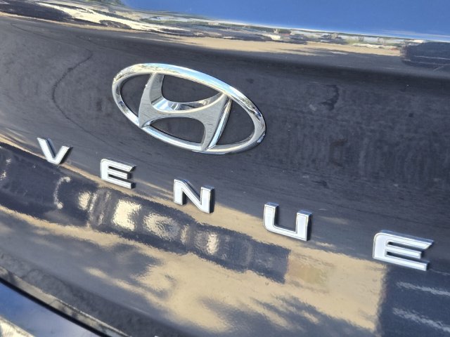 Used 2024 Hyundai Venue Limited FWD image 11