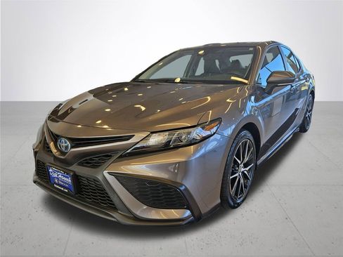 Used 2022 Toyota Camry SE image 2