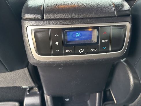 Used 2018 Toyota Highlander SE image 28