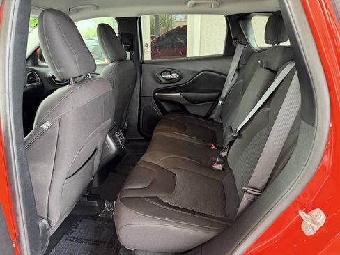 Used 2021 Jeep Cherokee Latitude FWD image 8