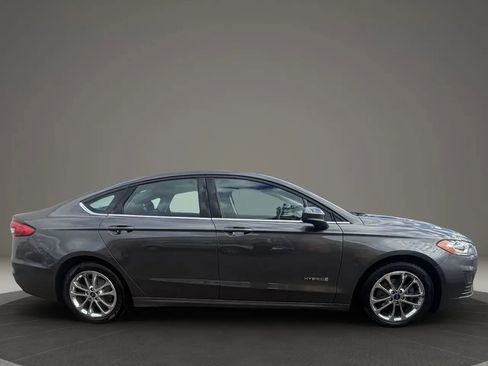 Used 2019 Ford Fusion SE image 4