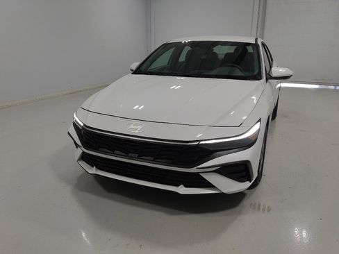Used 2025 Hyundai Elantra SE FWD image 15