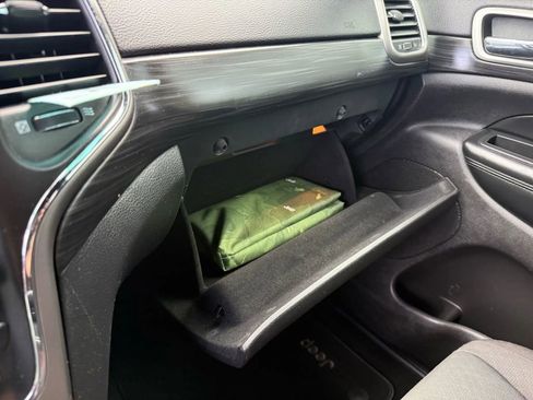 Used 2020 Jeep Grand Cherokee Laredo image 14