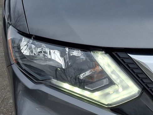 Used 2019 Nissan Rogue SV w/ Premium Package image 9