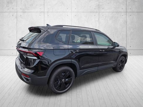 New 2026 Volkswagen Taos SE FWD image 4