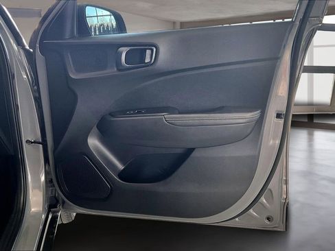 Used 2022 Hyundai Venue Limited FWD image 24