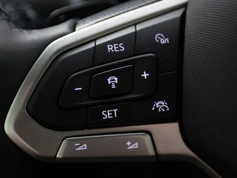 Used 2025 Volkswagen Atlas Cross Sport SEL R-Line AWD/4WD image 21