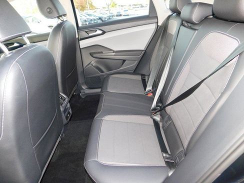 Used 2022 Volkswagen Taos SE w/ Panoramic Sunroof Package image 14