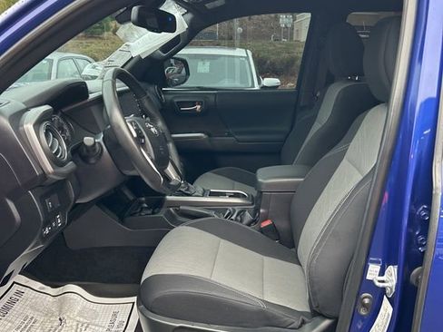 Used 2022 Toyota Tacoma TRD Off-Road image 3