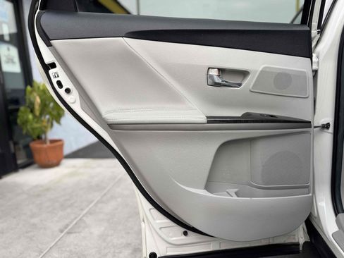Used 2015 Toyota Venza XLE w/ XLE Premium Package image 39