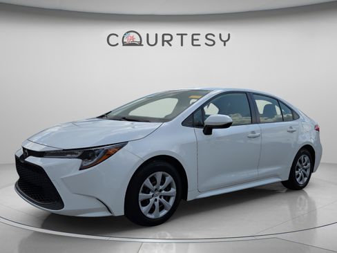 Certified 2022 Toyota Corolla LE FWD image 1