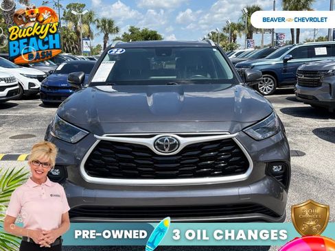 Used 2022 Toyota Highlander XLE FWD image 3