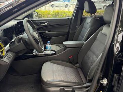 Used 2025 Chevrolet Trax LT FWD image 14