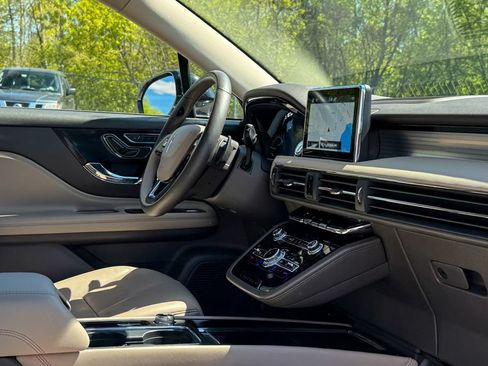 Used 2022 Lincoln Corsair AWD w/ Premium Package image 13