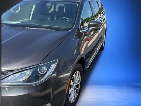 Used 2019 Chrysler Pacifica Touring-L FWD image 2