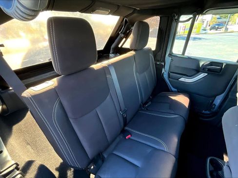 Used 2015 Jeep Wrangler Unlimited Sahara image 19