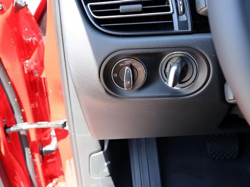 Certified 2025 Porsche Macan image 32