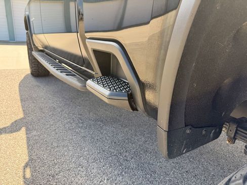 Used 2024 Chevrolet Silverado 2500 ZR2 w/ Technology Package image 9