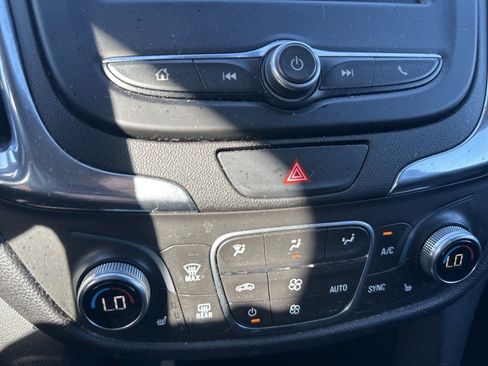 Used 2020 Chevrolet Equinox LT w/ Driver Convenience Package image 9