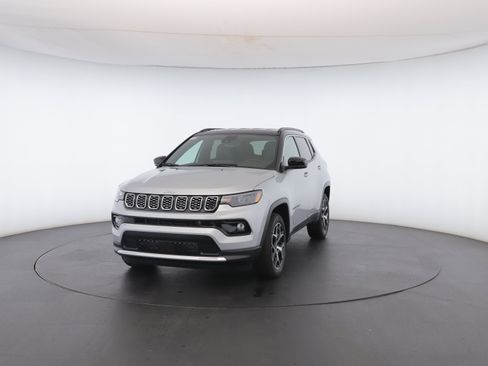 Used 2026 Jeep Compass Limited image 34