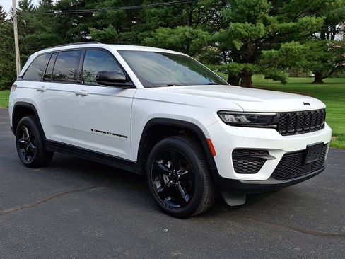 Certified 2023 Jeep Grand Cherokee Altitude AWD/4WD image 3