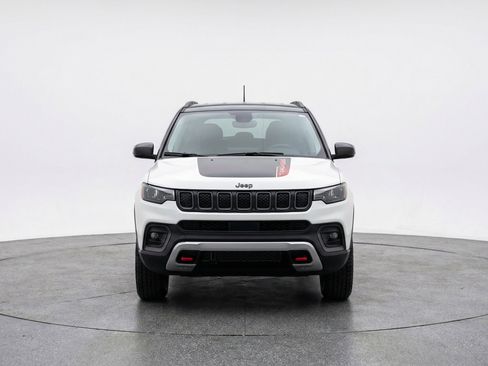 Used 2025 Jeep Compass Trailhawk w/ Trailer Tow Group AWD/4WD image 2