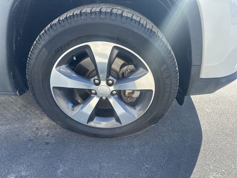 Used 2019 Jeep Cherokee Limited image 5