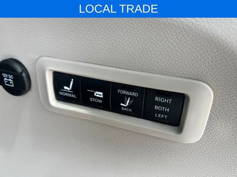Used 2022 Chrysler Pacifica Limited w/ Uconnect Theater Family Group FWD image 22