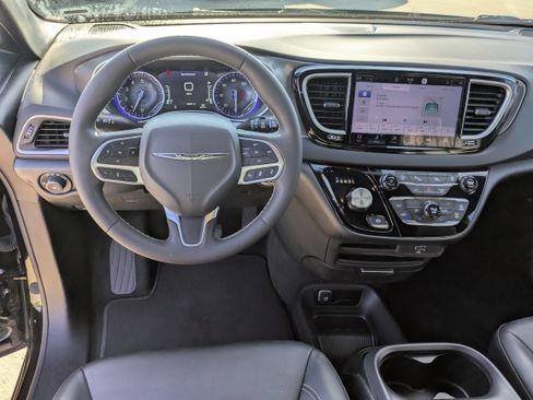 Used 2026 Chrysler Pacifica Select FWD image 9